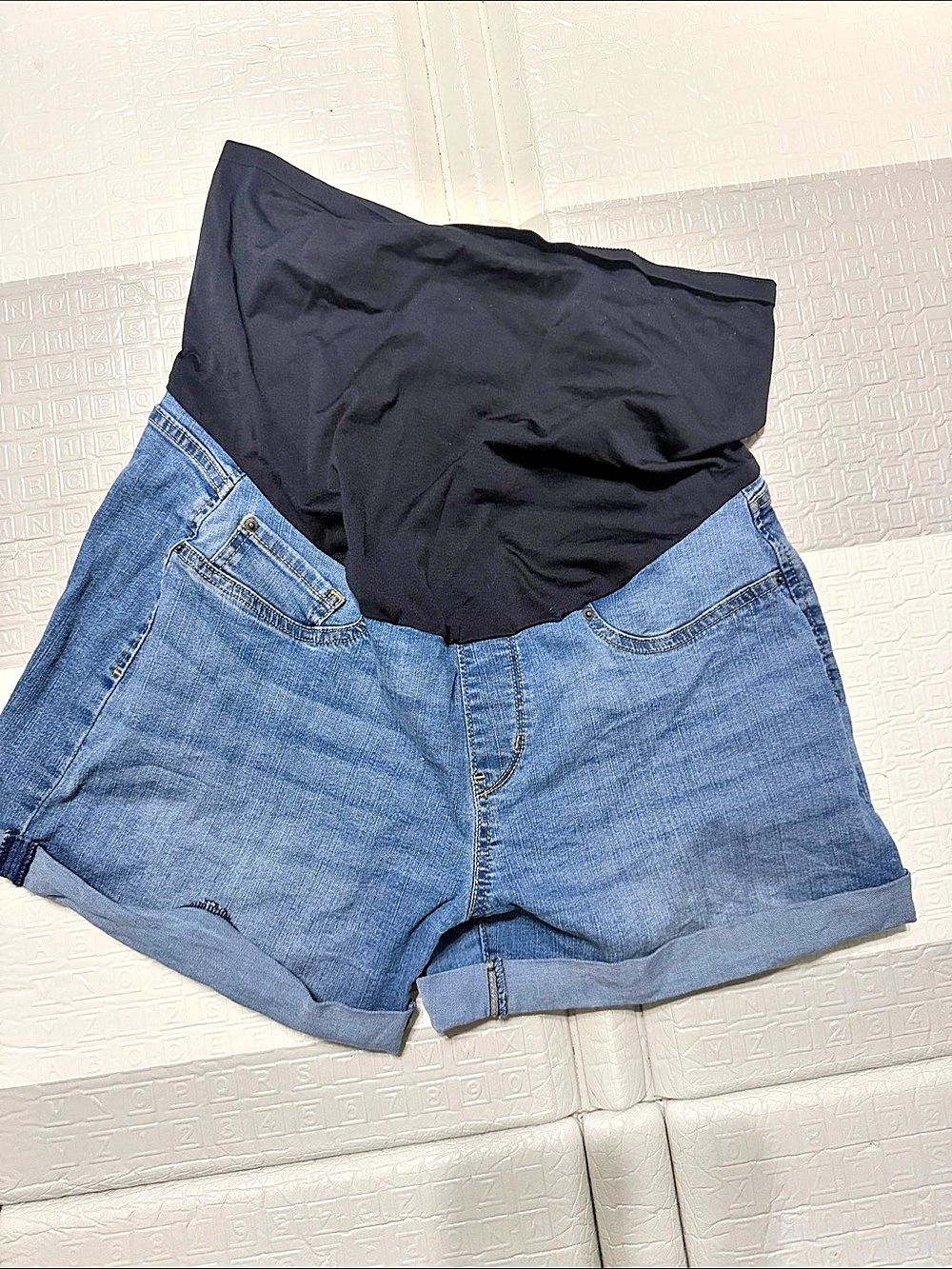 Levi Strauss & Co. Maternity Shortie. Denim Shorts Size Large